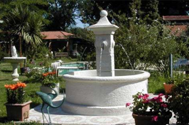 Fontaine extérieure : zen ou vintage, elle ambiance votre jardin.