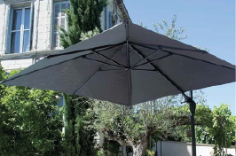 Le parasol design, l'accessoire idéal pour une terrasse moderne