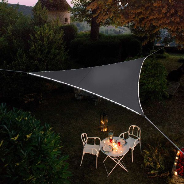 Voile d'ombrage triangulaire avec leds solaires intégrées Night and day - 