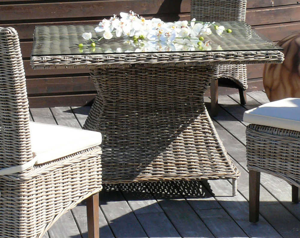 TABLE CARREE EN KUBU NATTU AVEC PLATEAU VERRE