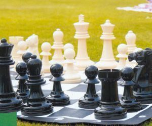 Jeu d'�checs de jardin g�ant