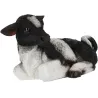 Veau noir et blanc couché en résine