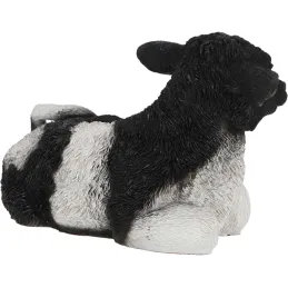 Veau noir et blanc couché en résine