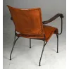 Fauteuil en cuir de buffle, métal et bois verni