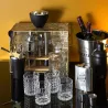 Fiole à whisky avec shooters et entonnoir
