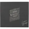 Fiole à whisky avec shooters et entonnoir