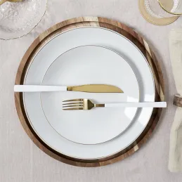Assiette en porcelaine avec liseré doré