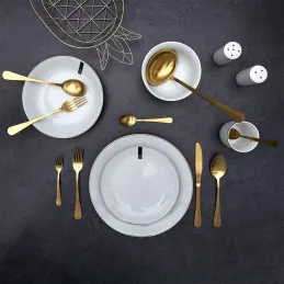 Assiette en porcelaine avec liseré doré