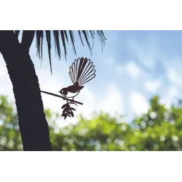 Oiseau sur pique rhipidura en acier corten