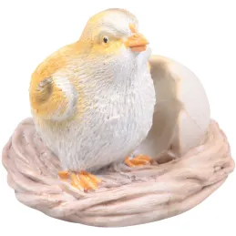 Poussin avec oeuf cassé en résine 10 x 9 x 11 cm