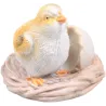 Poussin avec oeuf cassé en résine 10 x 9 x 11 cm