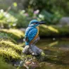 Oiseau martin pêcheur sur tronc en résine