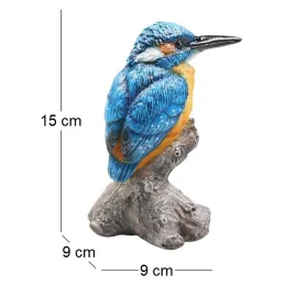 Oiseau martin pêcheur sur tronc en résine
