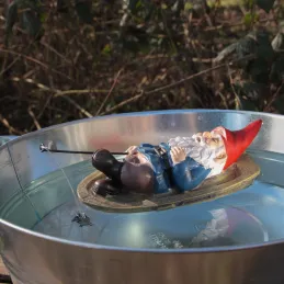 Nain de jardin en résine balade sur l'eau