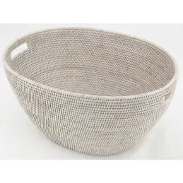 Corbeille à linge en rotin tressé patiné blanc