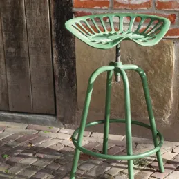 Tabouret avec assise de tracteur en métal