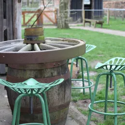 Tabouret avec assise de tracteur en métal