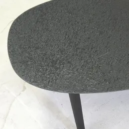 Table basse ovale en métal texturé noir