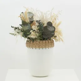 Vase en métal blanc et rotin