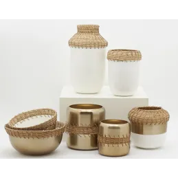 Vase en métal blanc et rotin