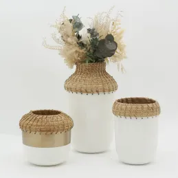 Vase en métal blanc et rotin