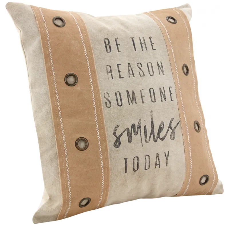 Coussin en coton beige à rivets