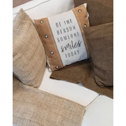 Coussin en coton beige à rivets