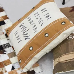 Coussin en coton beige à rivets