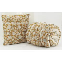 Coussin à fleurs jaune et blanc