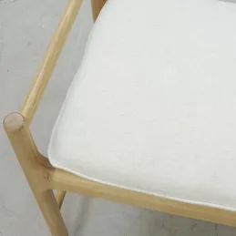 Banc en bois avec coussin en coton blanc