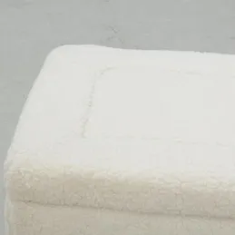 Coffre en bois et bouclettes blanc