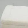 Coffre en bois et bouclettes blanc