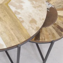 Tables rondes en bois, métal et peau de vache (lot de 2)