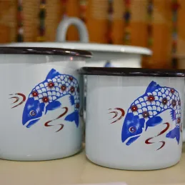 Tasse en émail coloré Décors