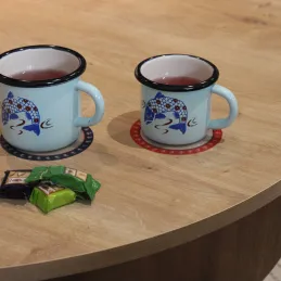 Tasse en émail coloré Décors