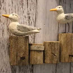 Patère avec oiseaux sur troncs