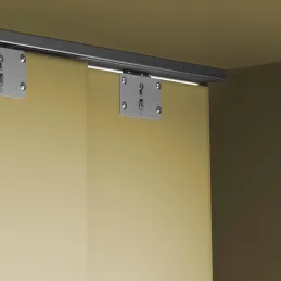 Système de montage en surface Flow en kit pour une armoire avec 2 portes coulissantes en bois avec fermeture souple.