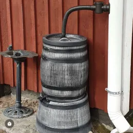 Récupérateur d'eau de pluie en polyéthylène avec support Barrel
