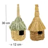 Nichoir en paille et bambou.