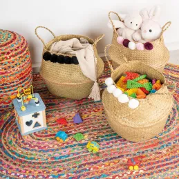 Panier rond en jonc naturel avec pompons