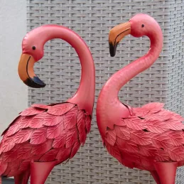Flamant rose en métal laqué mat (Modèle aléatoire)