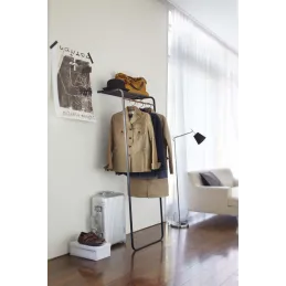 Porte-manteau tour inclinée avec étagère