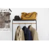Porte-manteau tour inclinée avec étagère