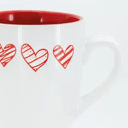 Tasse en grès blanc avec coeur rouge