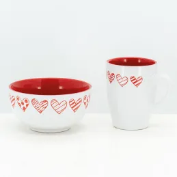 Tasse en grès blanc avec coeur rouge