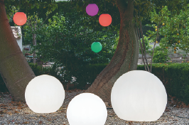 La boule lumineuse sublime votre jardin !