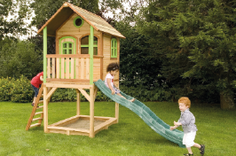 Cabanes en bois avec toboggan, modèles originaux pour enfants