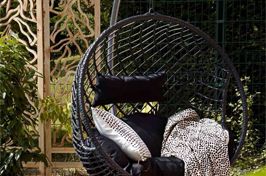 Chaise de jardin suspendue : détendez-vous dans les airs !