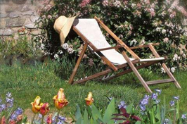 Redécouvrez l'indémodable chaise longue de jardin.