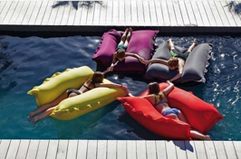 Coussin de piscine coloré, la tendance déco et farniente !